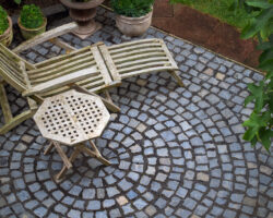 mit Natursteinen gepflasterter Bereich  in einem Garten